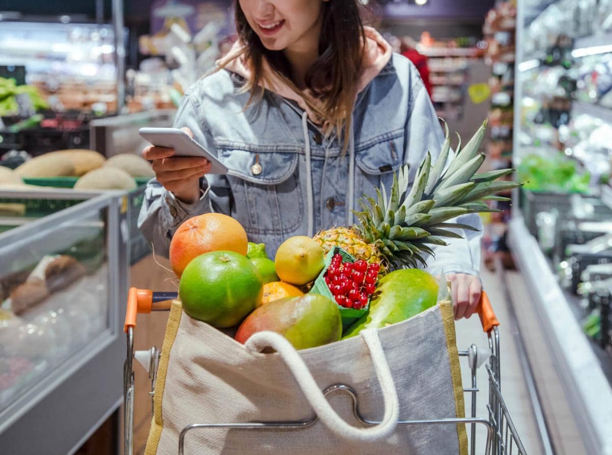 ilustrasi belanja kebutuhan sehari-hari, belanja di supermarket, shopping list, daftar belanja
