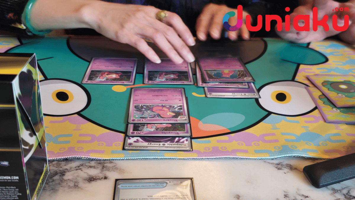 Para peserta memainkan pertandingan Pokémon Trading Card Game dalam acara yang berlangsung di The Westin St. Francis Hotel.