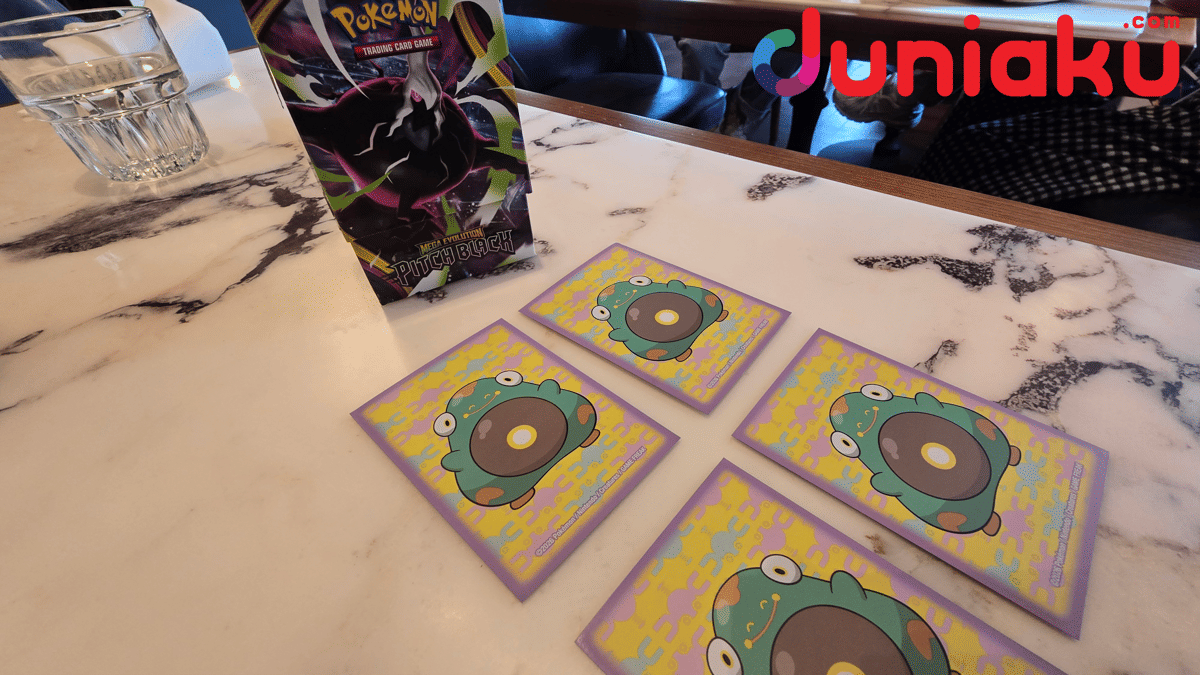 Empat kartu hadiah tersusun di atas meja untuk pertandingan Pokémon TCG dalam sebuah event di The Westin St. Francis Hotel.