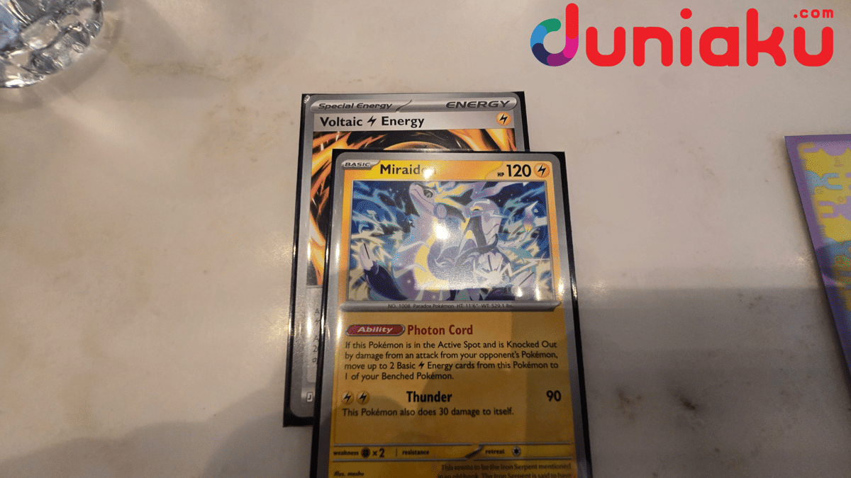 Seorang peserta melakukan misplay saat pertandingan Pokémon TCG di meja permainan The Westin St. Francis Hotel.