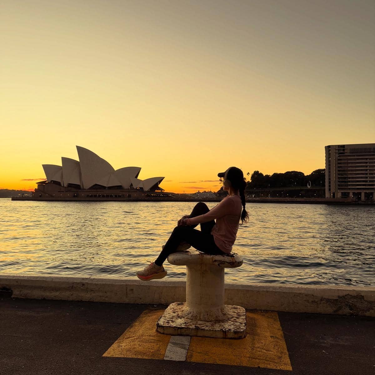Ussy Sulistiawaty asyik lari Sore di tepi Sydney Harbour