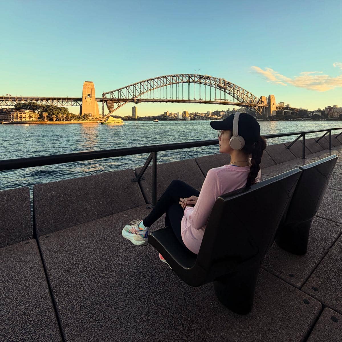 Ussy Sulistiawaty asyik lari Sore di tepi Sydney Harbour