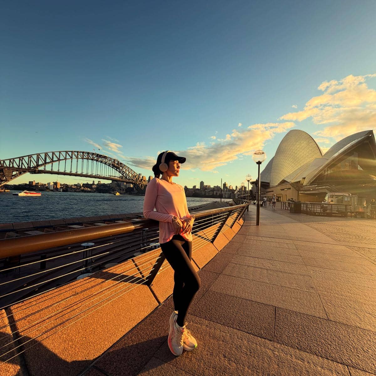 Ussy Sulistiawaty asyik lari Sore di tepi Sydney Harbour