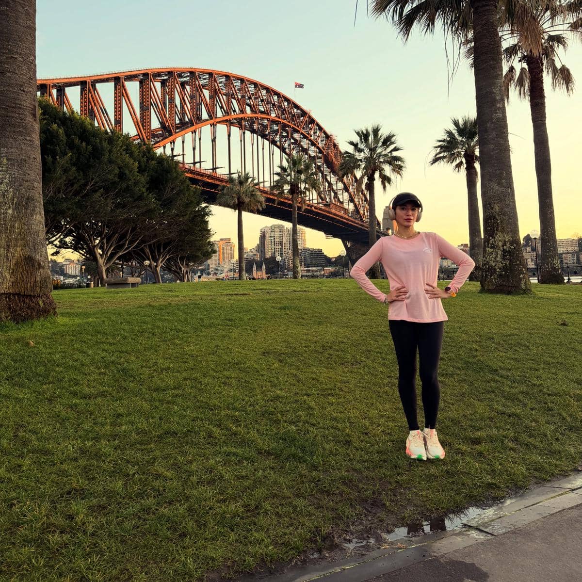 Ussy Sulistiawaty asyik lari Sore di tepi Sydney Harbour