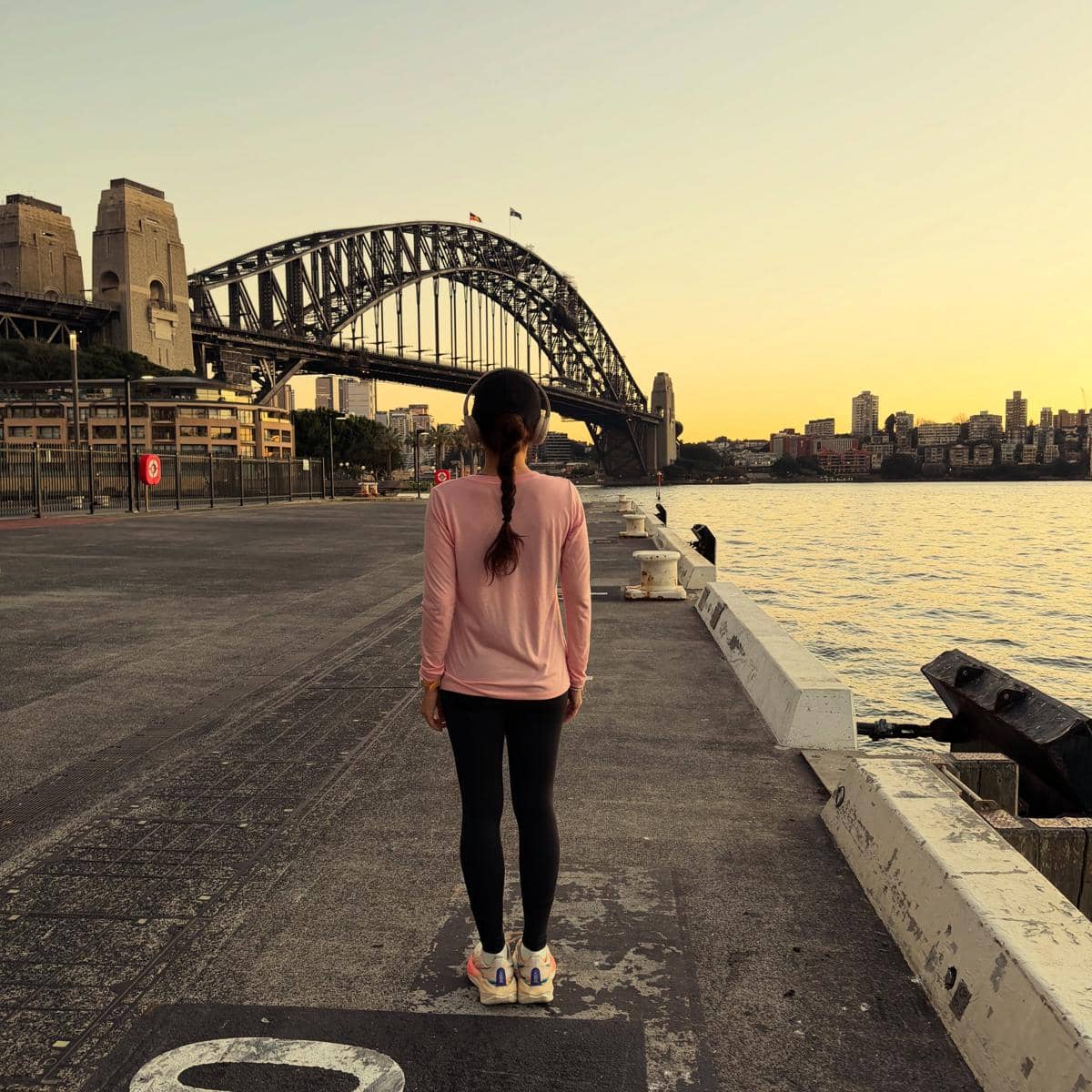 Ussy Sulistiawaty asyik lari Sore di tepi Sydney Harbour