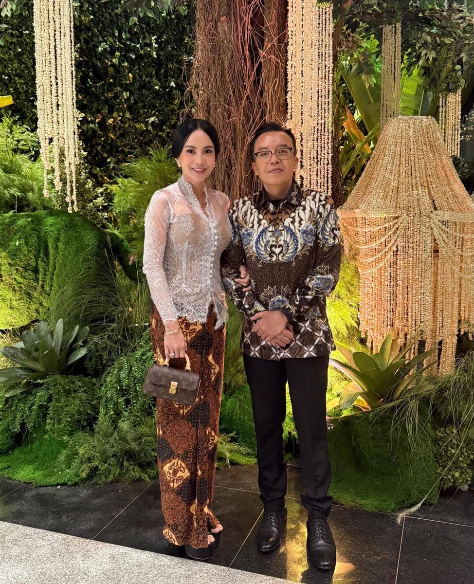 OOTD Kondangan Couple Ari Lasso-Dearlie Djoshua (instagram.com/dearlydjoshua)