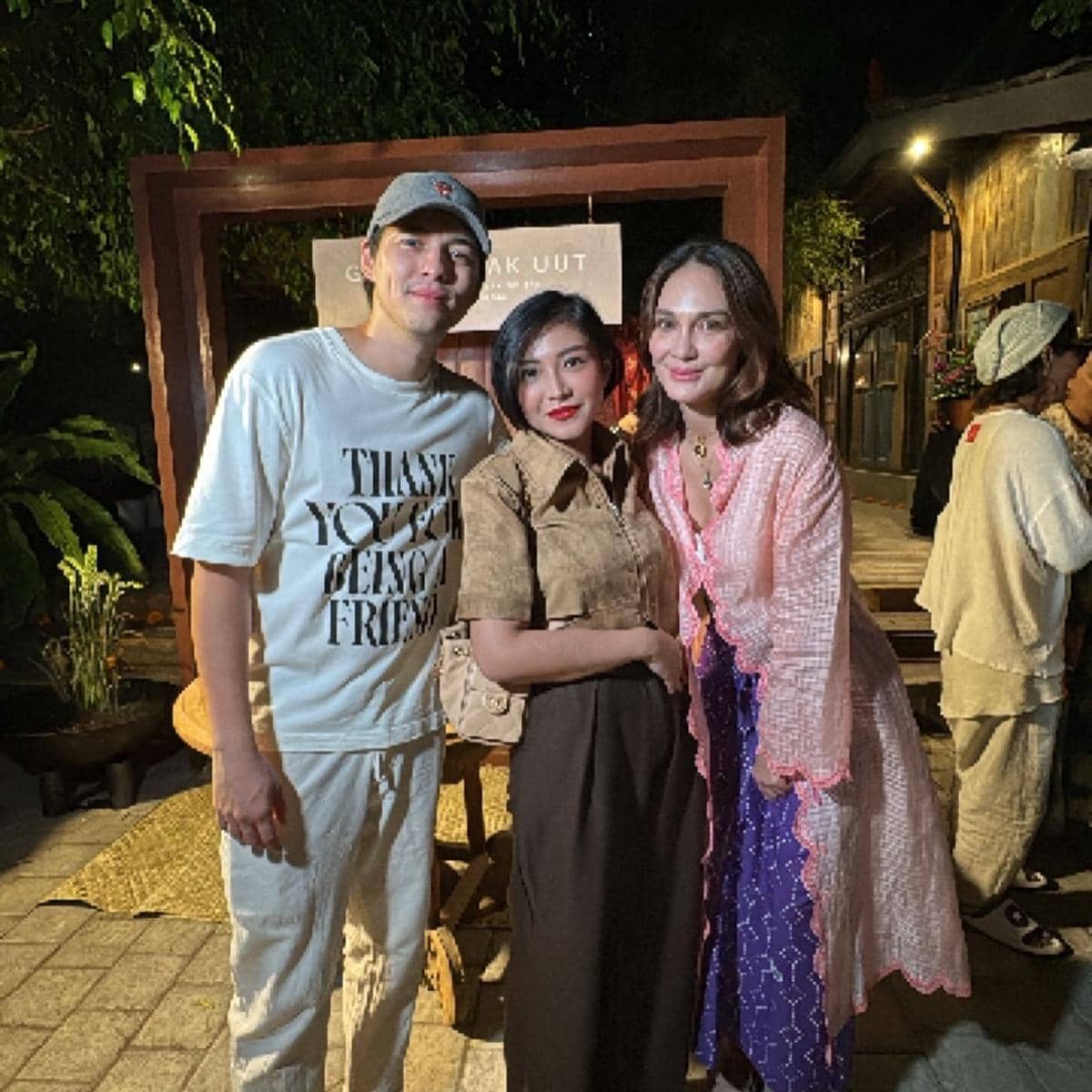 Para selebritas berpose dengan busana pesta saat menghadiri perayaan ulang tahun Luna Maya yang glamor.