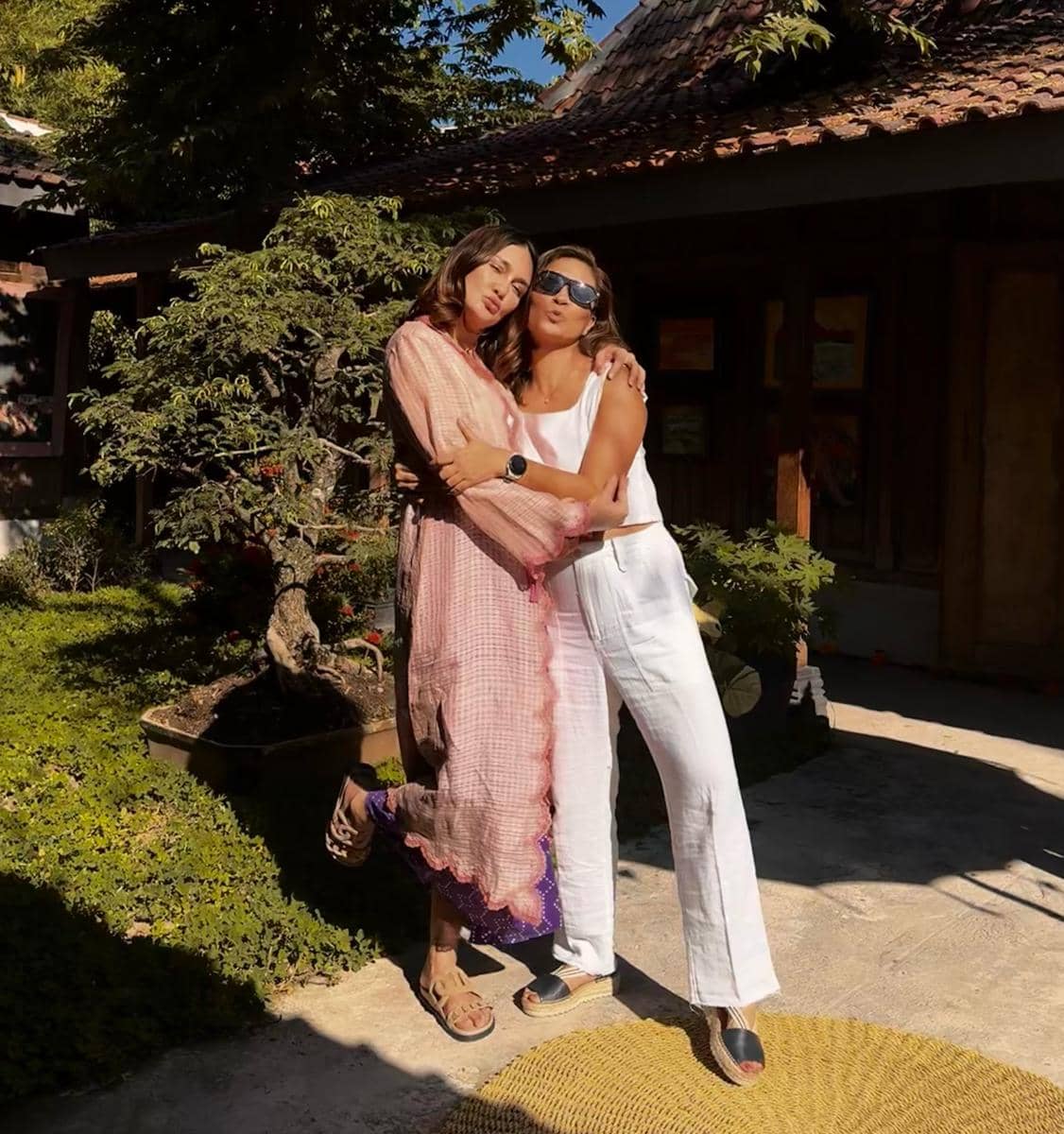 Sejumlah selebritas berpose dengan gaya busana mereka saat menghadiri perayaan ulang tahun Luna Maya.