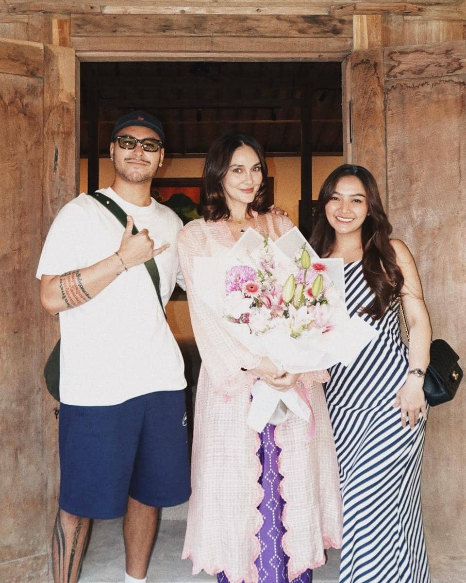 Sejumlah selebritas berpose bersama dengan gaya busana pesta saat merayakan ulang tahun Luna Maya.