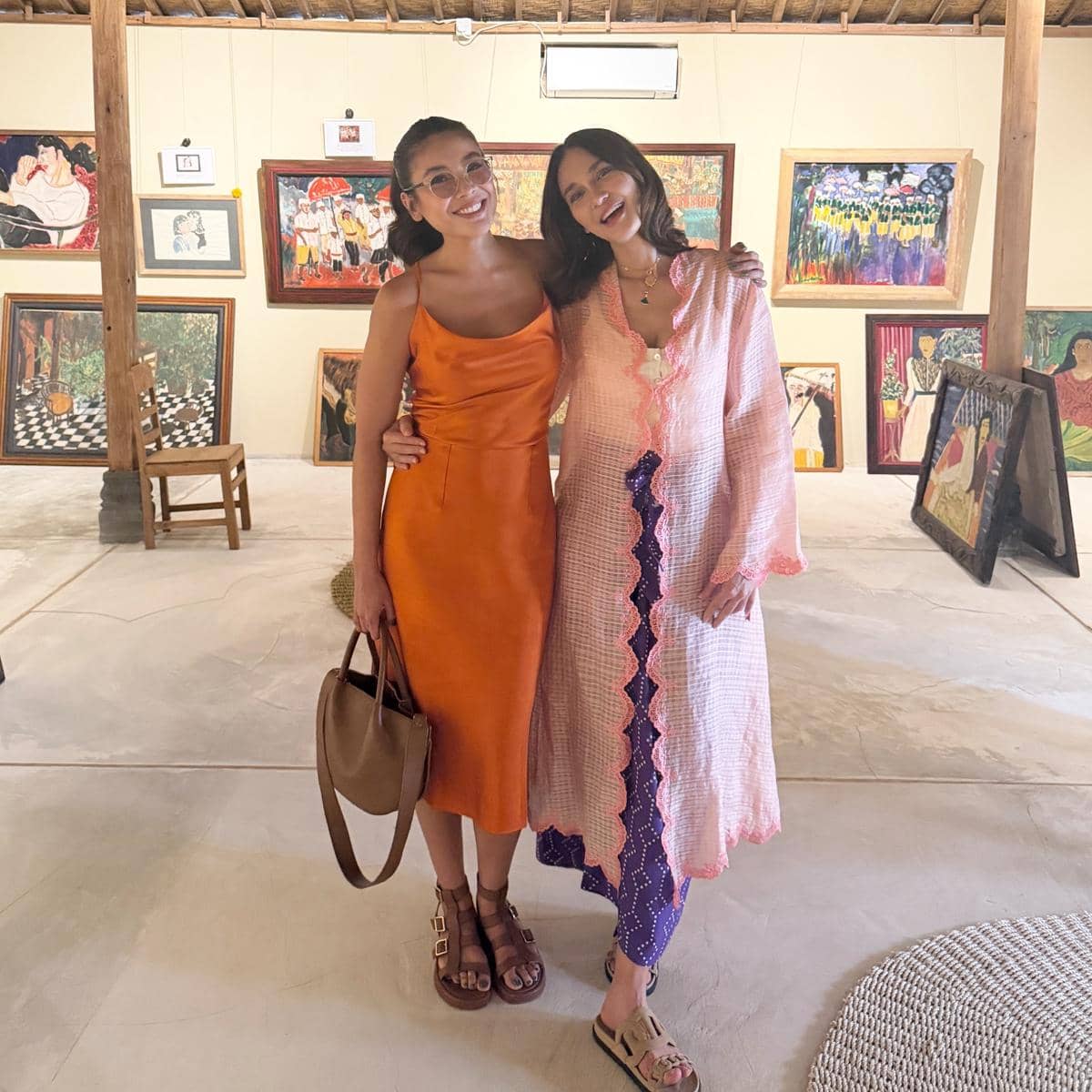 Sigi Wimala berpose dengan gaya busana elegan saat menghadiri perayaan ulang tahun Luna Maya bersama para tamu.
