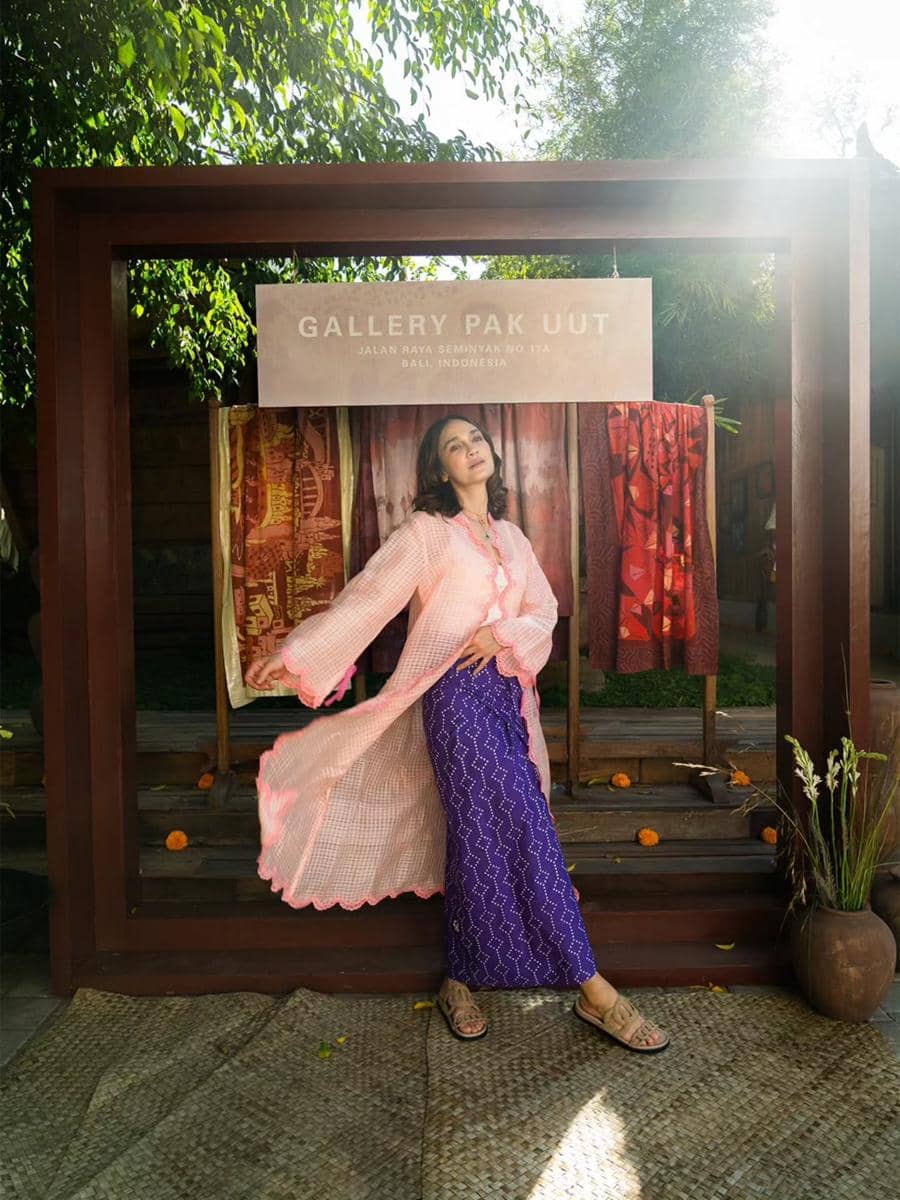 Luna Maya tampil dalam potret perayaan ulang tahun dengan gaya busana elegan dan riasan glamor.