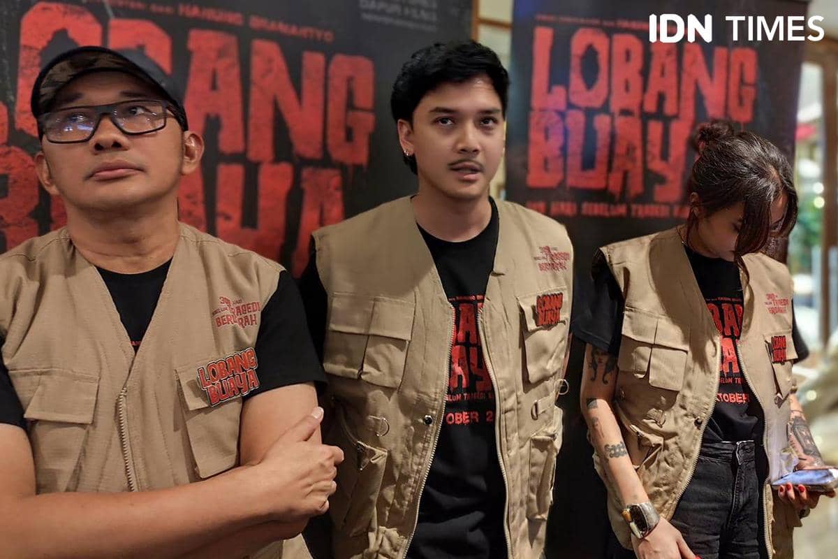 Baskara Mahendra berpose usai konferensi pers poster dan trailer resmi film Lobang Buaya di XXI Senayan City, Jakarta.