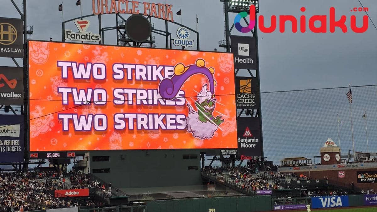 Visual Pokémon Worlds Night di Oracle Park, San Francisco, menyemarakkan acara bertema Pokémon pada malam hari.