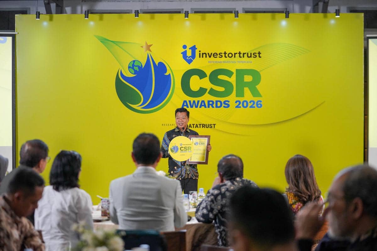 Perwakilan PT Pertamina Patra Niaga menerima Impact Commitment Awards pada ajang INVESTORTRUST CSR Awards 2026.