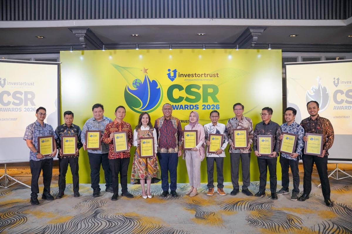 Perwakilan PT Pertamina Patra Niaga menerima Impact Commitment Awards pada INVESTORTRUST CSR Awards 2026.