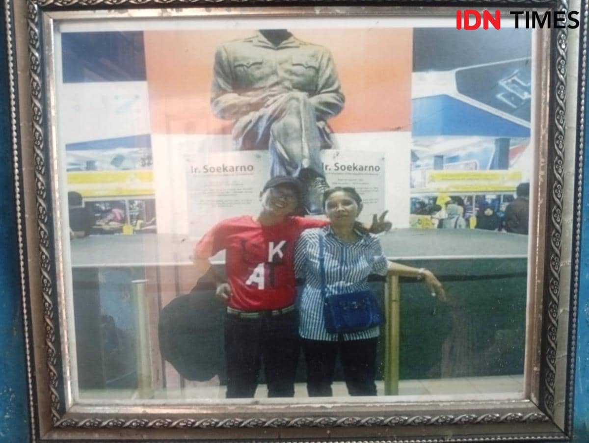 Pedagang Kaca Tanah Abang, Bambang tewas dianiaya aat kerusuhan dalam aksi demonstrasi menuntut pengesahan RUU Perampasan Aset di DPR. 