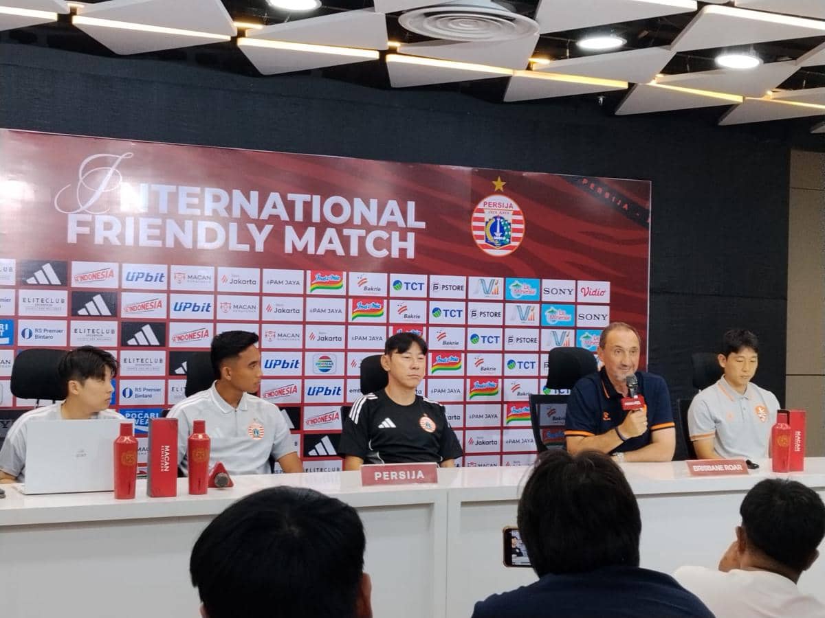 Suasana jumpa pers Persija menjelang laga melawan Brisbane Roar, dengan perwakilan tim berada di hadapan media.