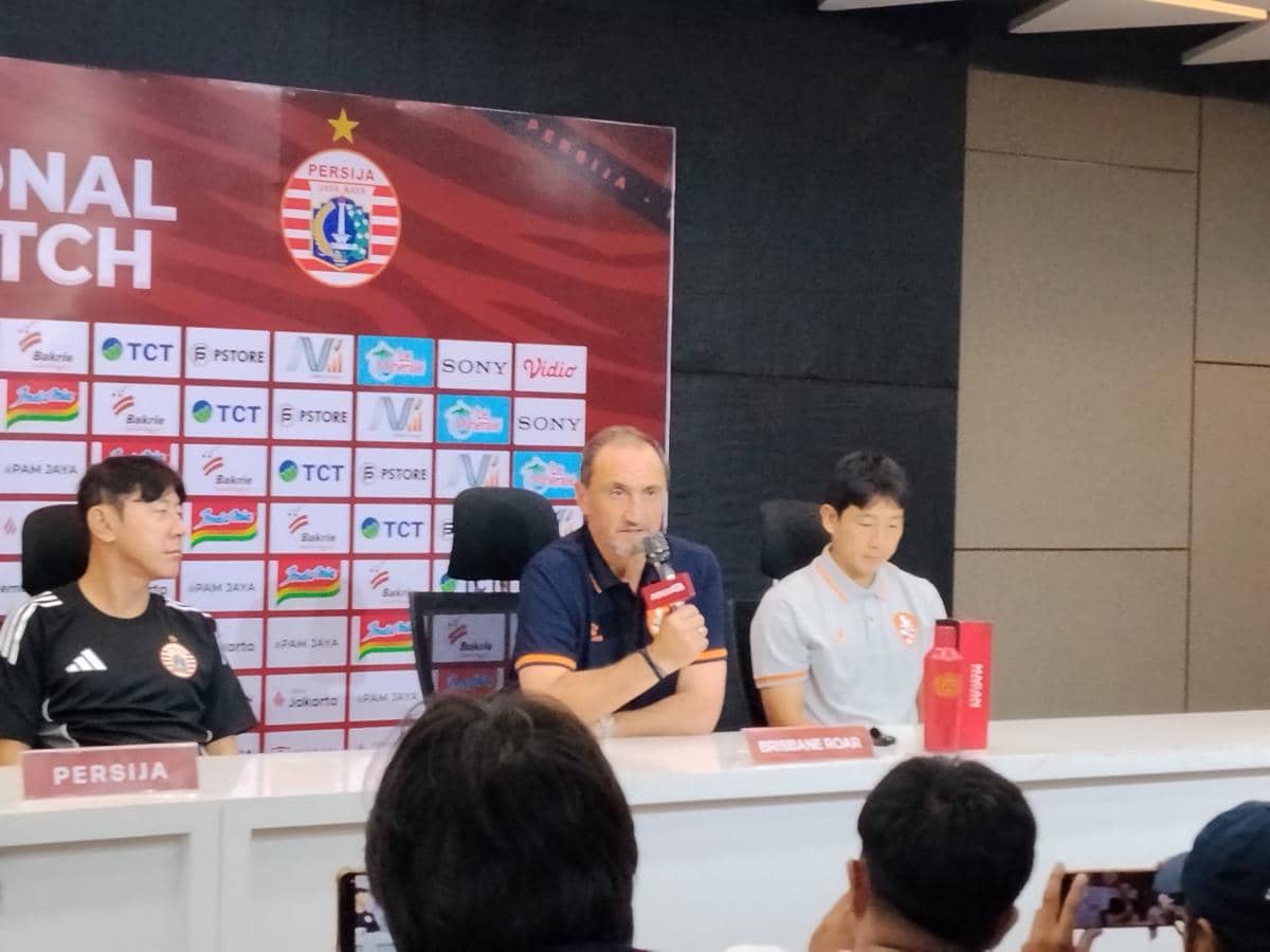 Sejumlah perwakilan Persija Jakarta hadir dalam jumpa pers menjelang pertandingan melawan Brisbane Roar.