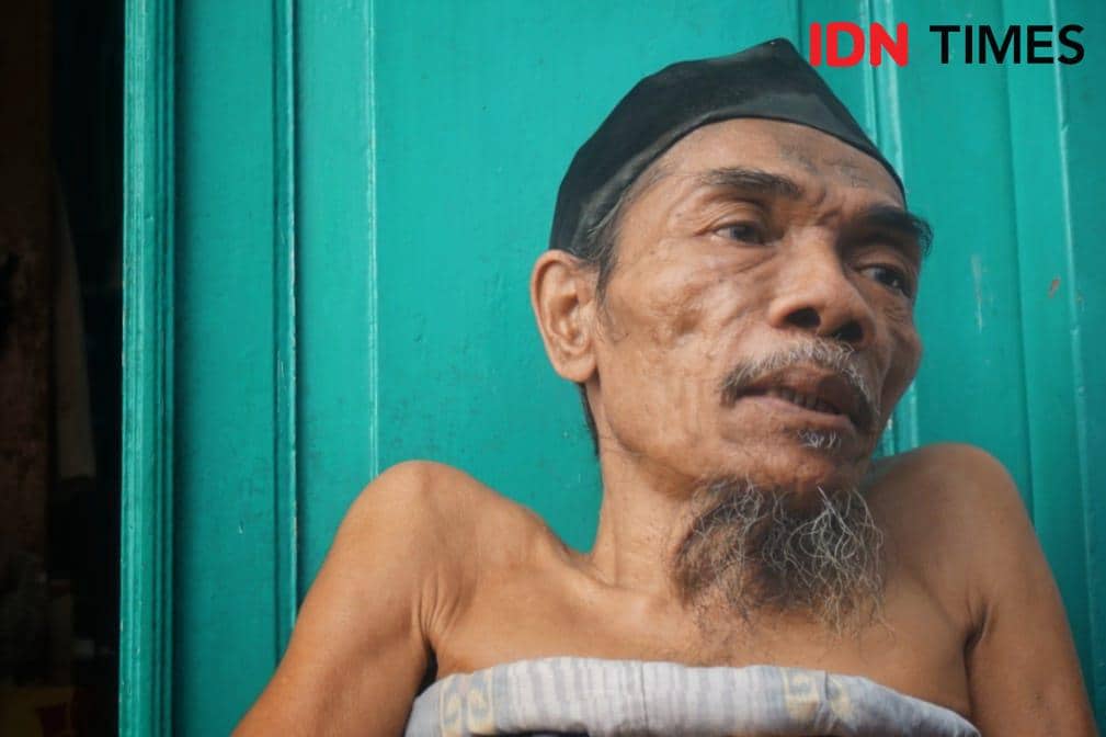 Suwarno (70), warga Jogoyudan, Gowongan, Jetis, Kota Yogyakarta, mempertanyakan statusnya yang tercatat dalam desil 10 Data Tunggal Sosial d
