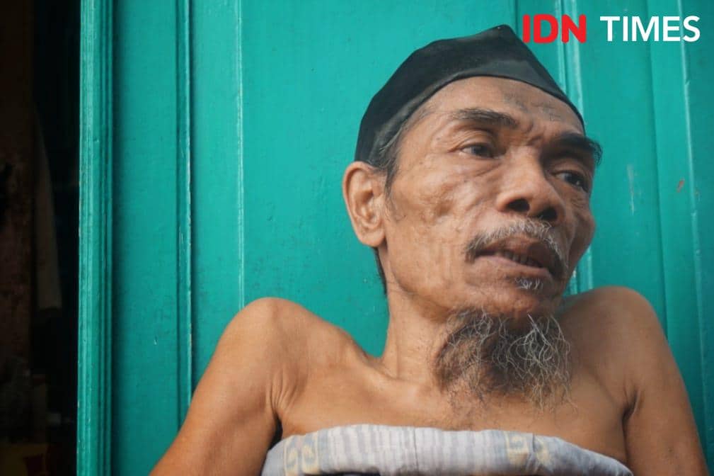 Suwarno (70), warga Jogoyudan, Gowongan, Jetis, Kota Yogyakarta, mempertanyakan statusnya yang tercatat dalam desil 10 Data Tunggal Sosial d