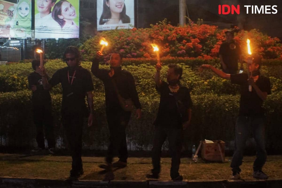Ratusan orang dari berbagai elemen masyarakat yang tergabung Aliansi Rakyat Memanggil, menggelar aksi Agustus Gelap di Bundaran UGM, Jumat (