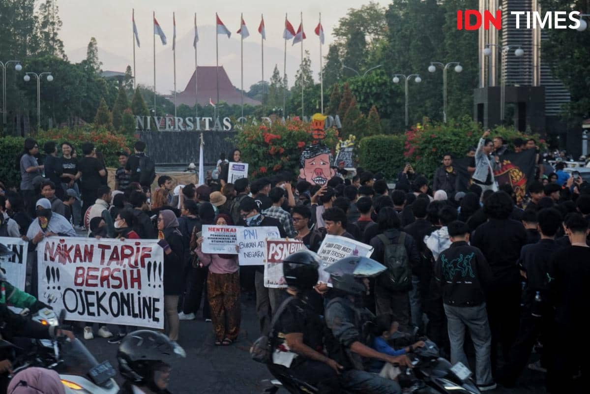 Ratusan orang dari berbagai elemen masyarakat yang tergabung Aliansi Rakyat Memanggil, menggelar aksi Agustus Gelap di Bundaran UGM, Jumat (