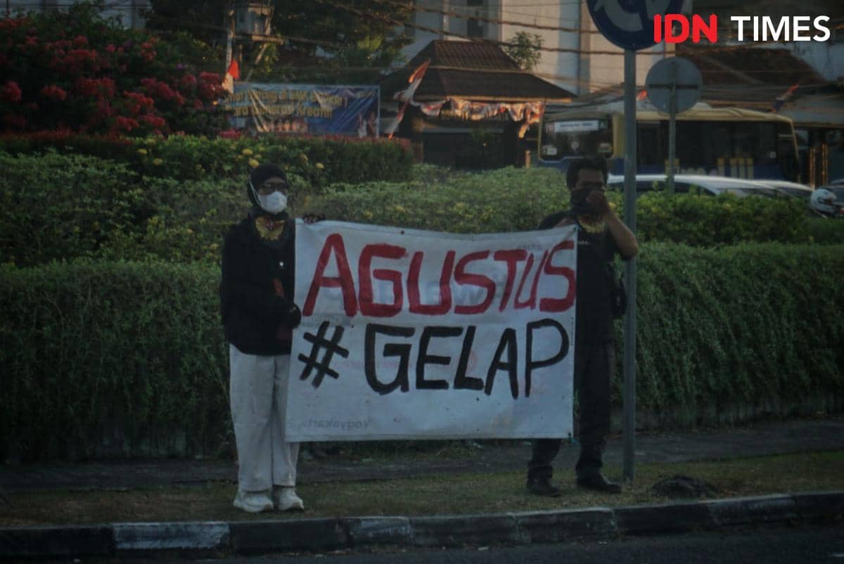 Aliansi Rakyat Memanggil Gelar Aksi Agustus Gelap di Bundaran UGM 