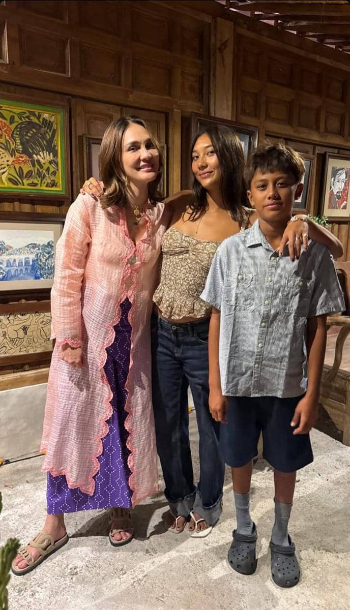 Sejumlah selebritas berpose bersama saat menghadiri perayaan ulang tahun Luna Maya dengan gaya busana mereka.