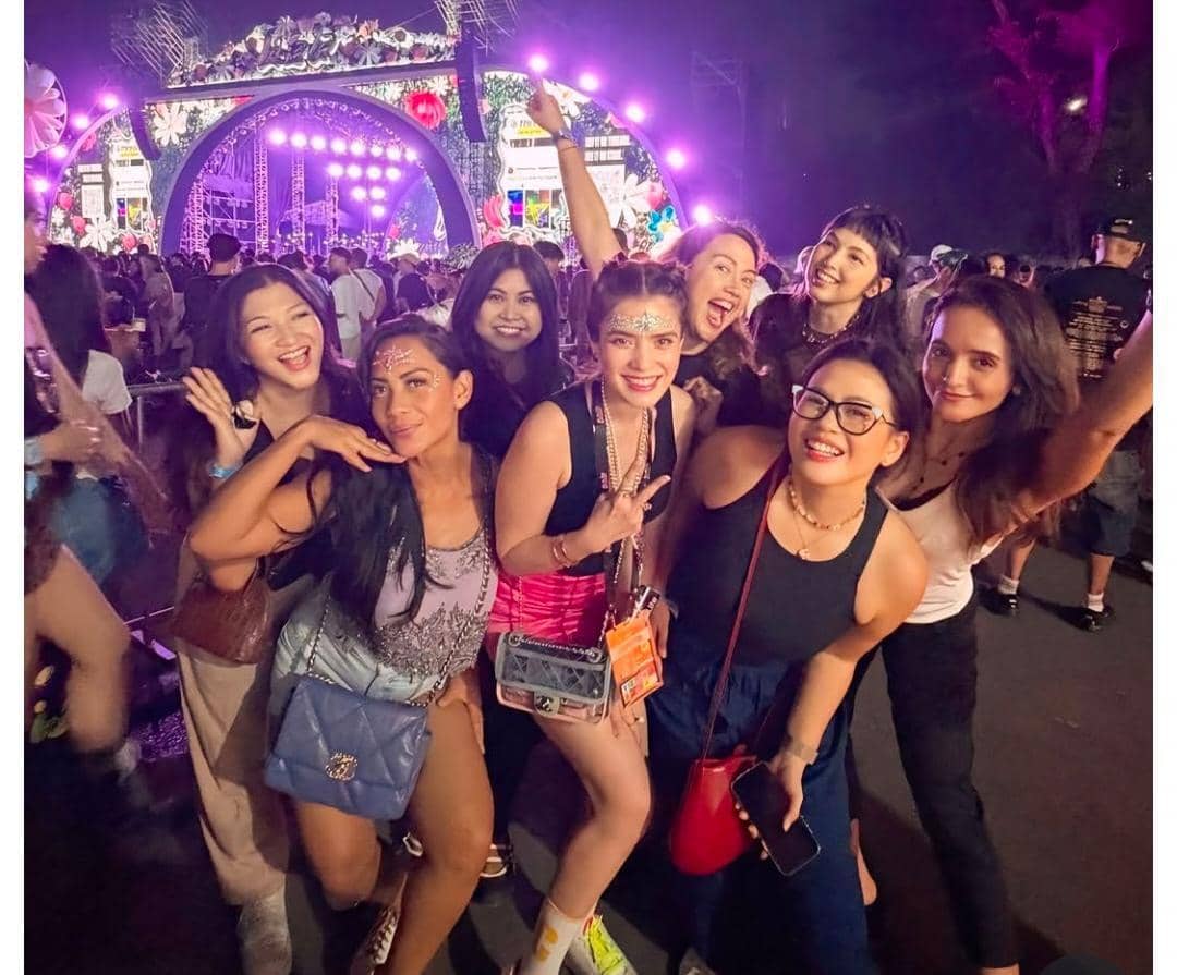 Potret Carissa Puteri saat menghadiri LaLaLa Fest 2026 pada hari kedua rangkaian acara festival musik.
