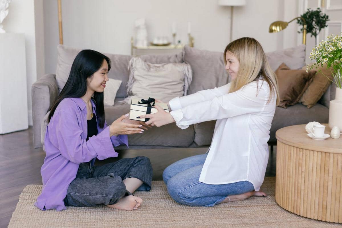 5 Ide Kado Ulang Tahun Pernikahan Saudara Perempuan, Berkesan