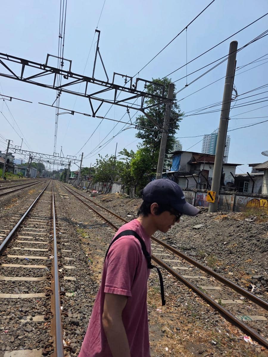 Lee Seung Yoon berjalan-jalan di Jakarta sambil menikmati suasana kota, sebagaimana dibagikan melalui Instagram.