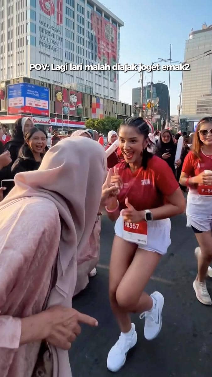 Potret Fanny Ghassani mengenakan busana olahraga saat mengikuti acara Merdeka Run 2026 dalam unggahan Instagram.