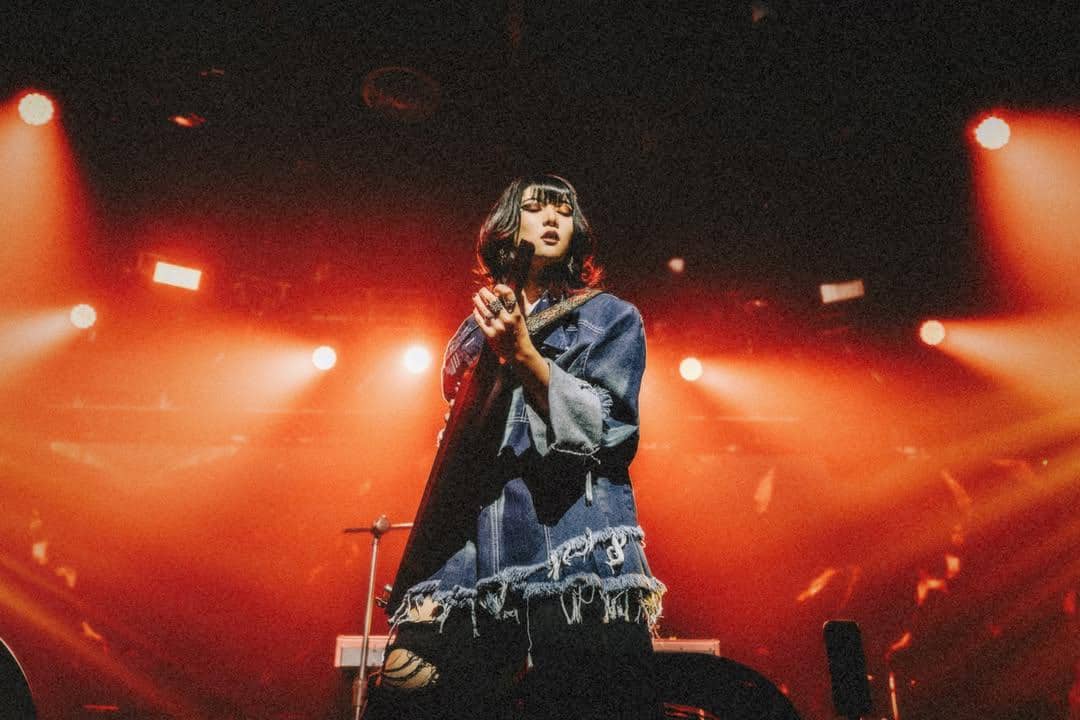 Isyana Sarasvati tampil di atas panggung LaLaLa Fest Manila 2026 sambil membawakan penampilan musiknya.