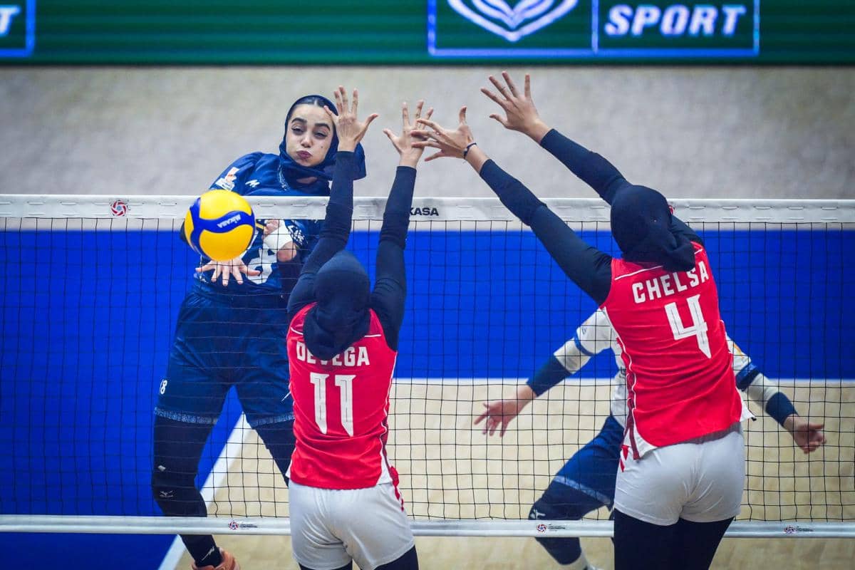 Para pemain timnas voli putri Indonesia bersiap menghadapi Iran dalam ajang AVC Continental 2026.
