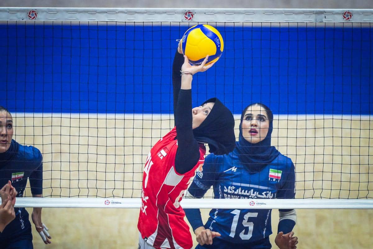 Para pemain timnas voli putri Indonesia bersiap menghadapi Iran dalam ajang AVC Continental 2026.