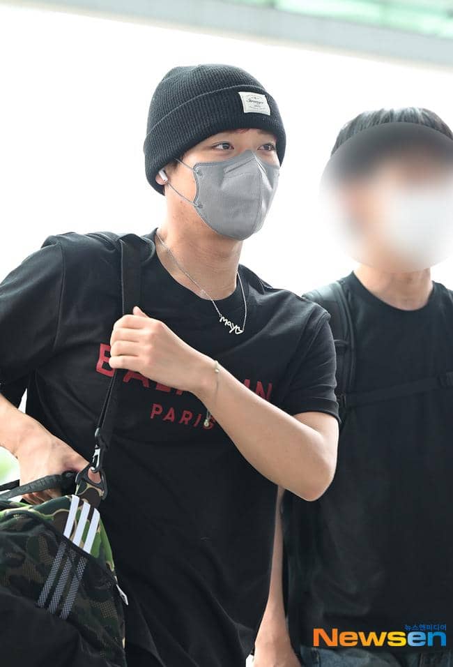 Park Ji Hoon saat berangkat ke Jakarta untuk menghadiri fancon, sebagaimana didokumentasikan oleh Newsen.