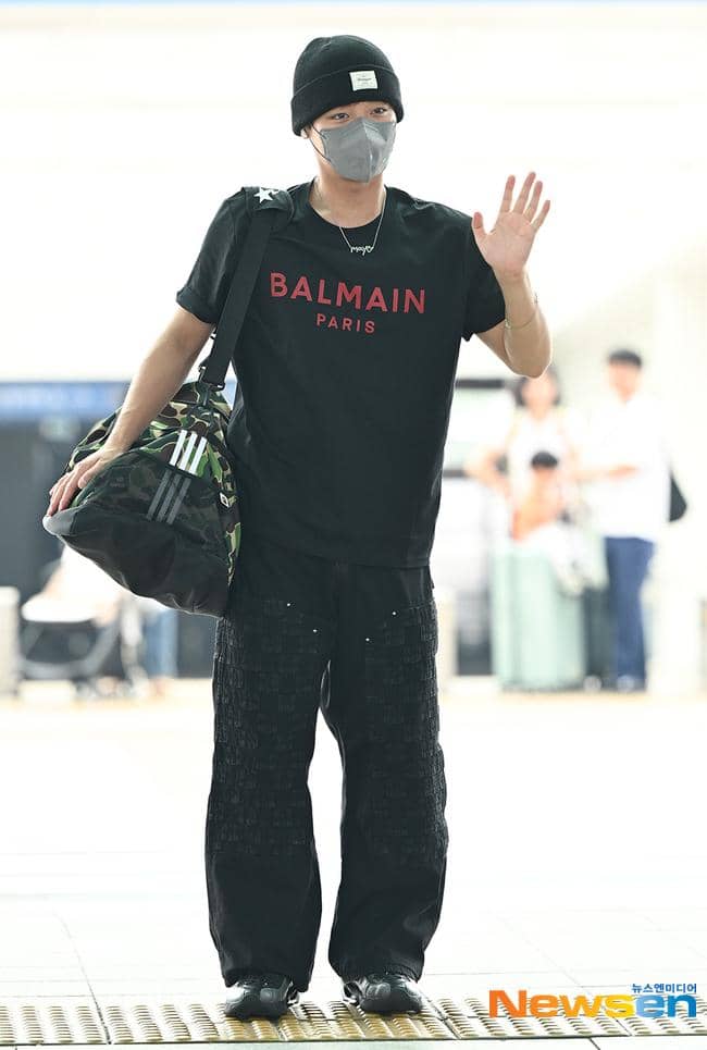 Park Ji Hoon berada di bandara sambil membawa tas saat berangkat ke Jakarta untuk menghadiri fancon.
