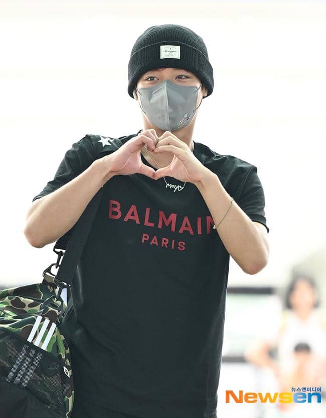 Park Ji Hoon berangkat ke Jakarta untuk fancon dalam potret perjalanan resmi yang dirilis oleh Newsen.