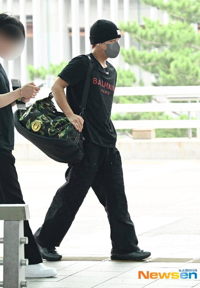 Park Ji Hoon tampak di bandara saat berangkat ke Jakarta untuk menghadiri acara fancon bersama penggemar.