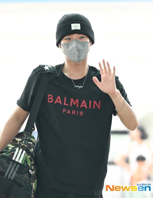 Park Ji Hoon berjalan di area bandara sambil membawa tas saat berangkat ke Jakarta untuk menghadiri fancon.