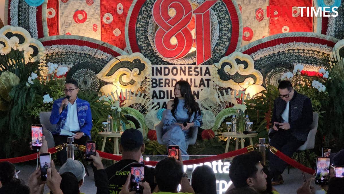 Agnez Mo berpose di area acara saat menghadiri Indonesia Berkarya di Bandara Soekarno-Hatta, Tangerang.