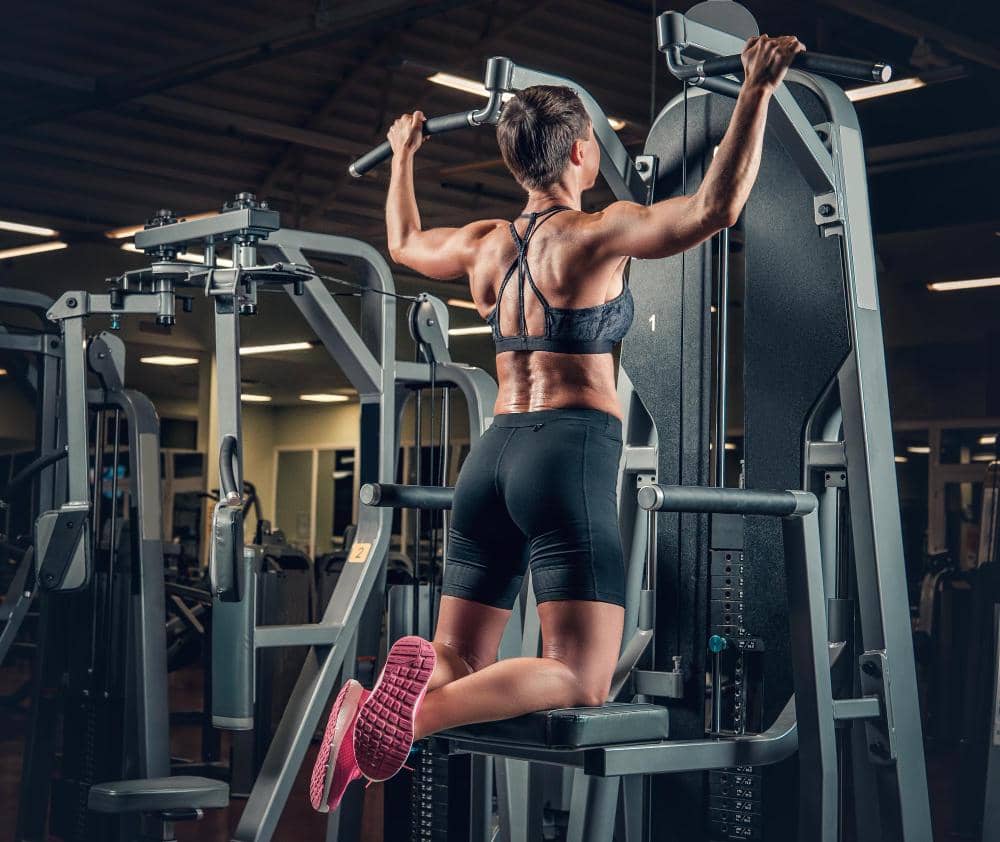 Belajar Pull-Up, Lebih Baik Resistance Band atau Assisted Machine?