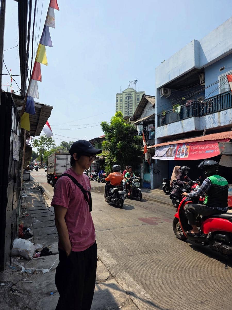 Lee Seung Yoon berjalan-jalan di Jakarta, mengabadikan momen kunjungannya melalui unggahan Instagram.