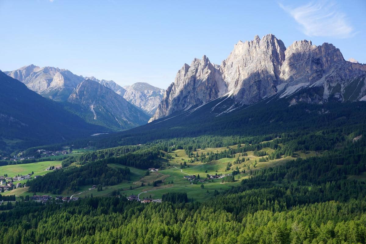 Cortina d'Ampezzo dijuluki sebagai Ratu Dolomites karena keindahan lanskapnya.