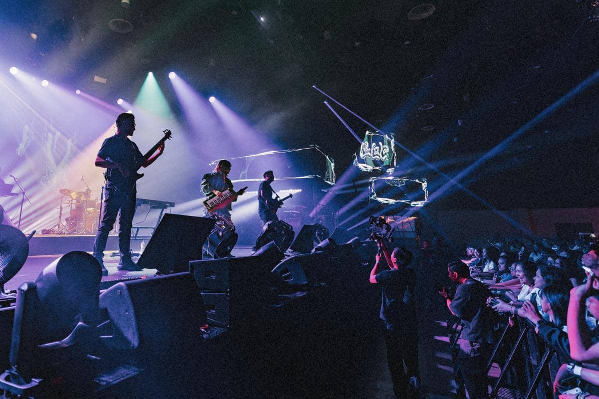 Isyana Sarasvati tampil di atas panggung LaLaLa Fest Manila 2026 dalam penampilan musik festival internasional.