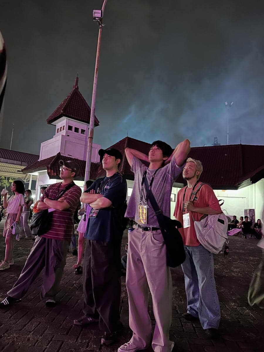 Lee Seung Yoon berjalan-jalan menikmati suasana Jakarta dalam unggahan di akun Instagram pribadinya.