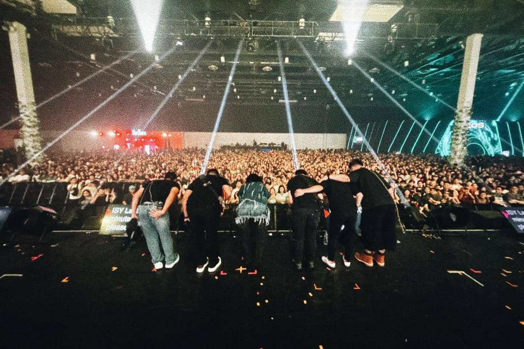 Penyanyi Isyana Sarasvati tampil di atas panggung saat LaLaLa Fest Manila 2026, berdasarkan unggahan Instagramnya.