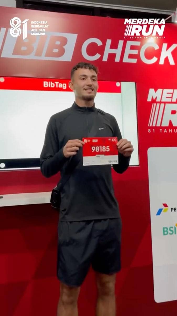 Para artis peserta Merdeka Run 2026 berpose di area acara olahraga yang diunggah Kemenpora melalui Instagram.