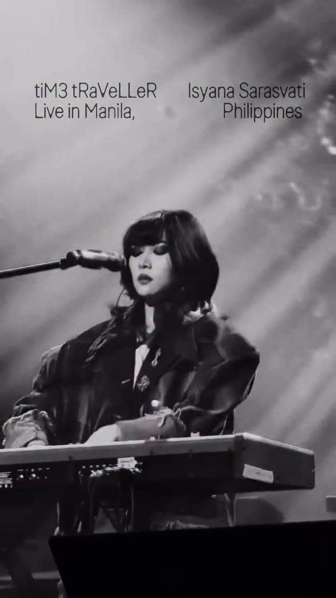 Isyana Sarasvati tampil di atas panggung LaLaLa Fest Manila 2026 dengan busana gelap dan sorotan lampu konser.