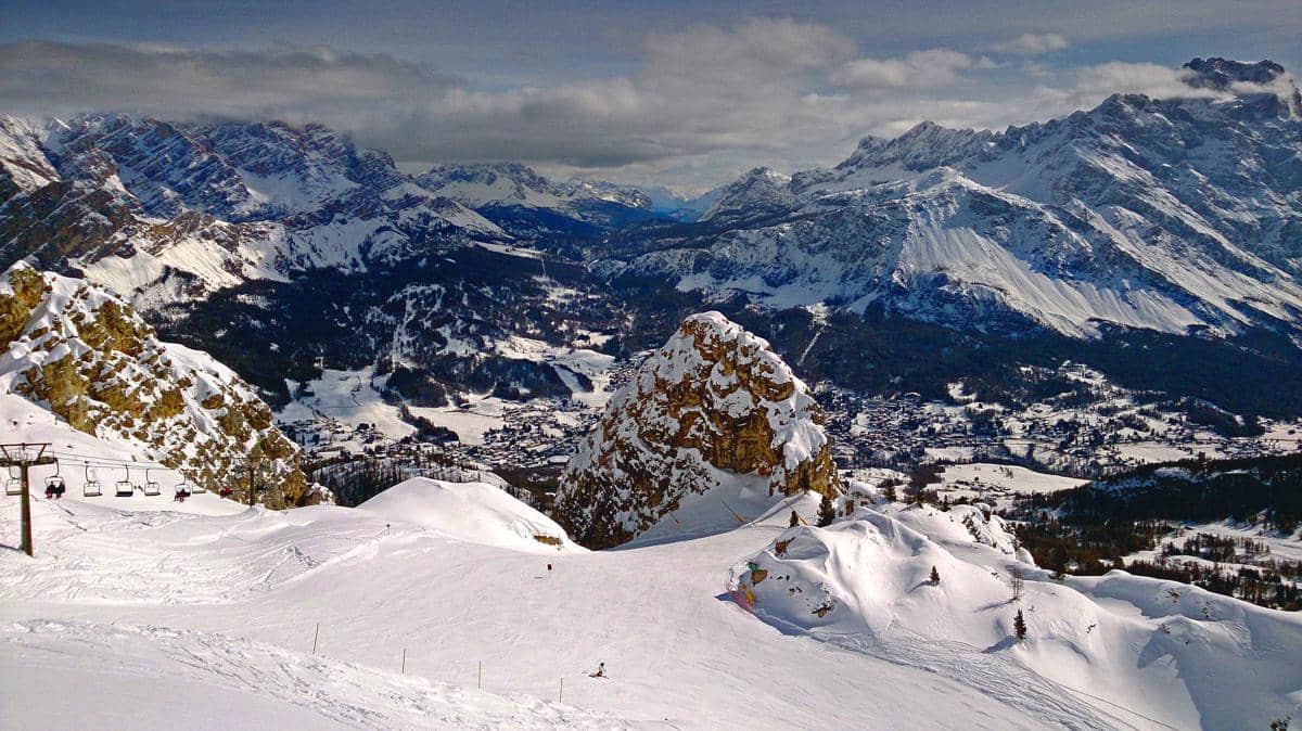Suasana Cortina d'Ampezzo saat musim dingin tiba